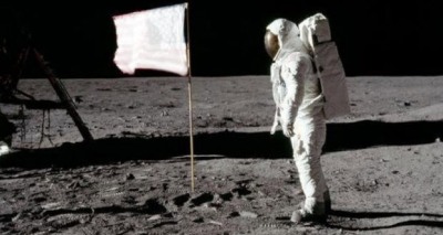 الأعلام الموجودة علي القمر