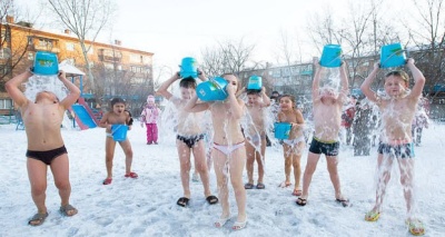 سكب المياه المثلجة علي الأطفال في سيبيريا 
