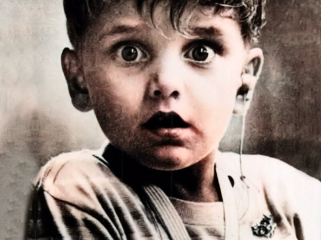 صورة سماع الطفل هارولد وايتليس للصوت لأول مرة فى حياته