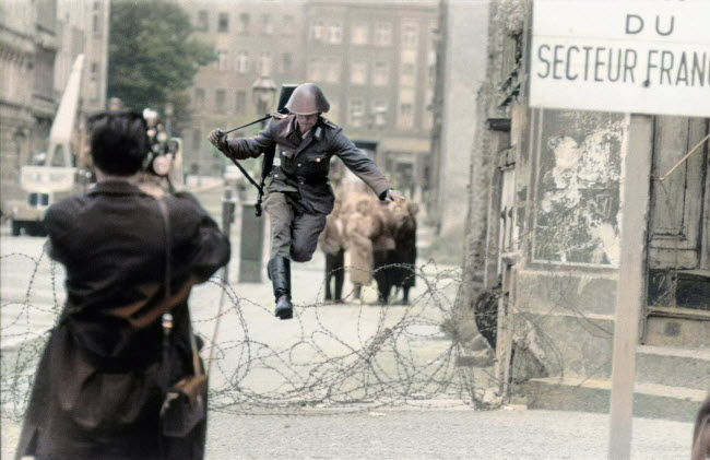 صورة قفزة الحرية التى تظهر هروب الجندي كونراد شومان من ألمانيا الشرقية إلي الغربية