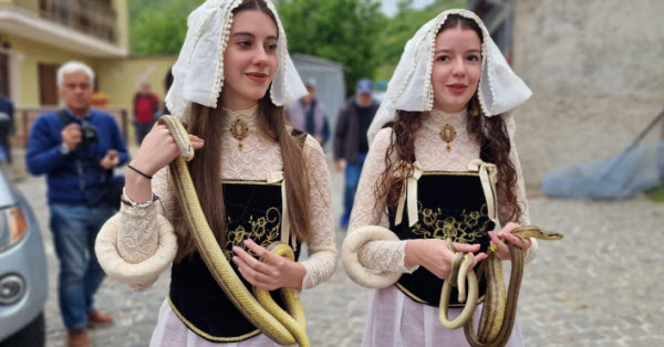 مهرجان الأفاعي .. حدث سنوي إيطالي تصبح فيه الزواحف رمزًا للحماية و البركة